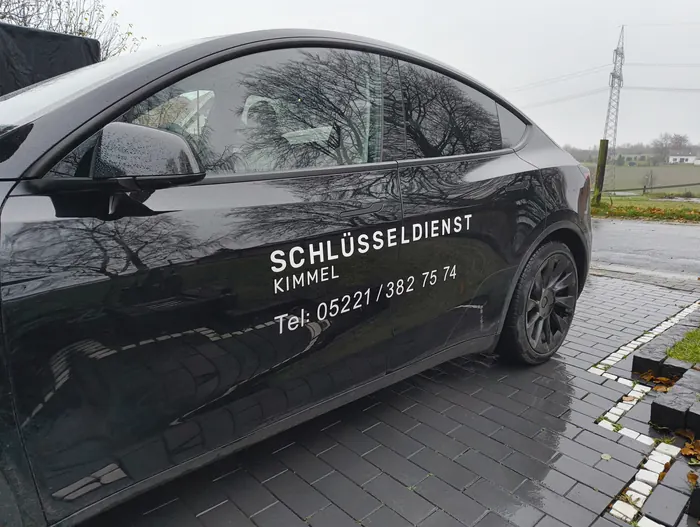 Einsatzfahrzeug von Schlüsseldienst Kimmel mit Firmenbeschriftung